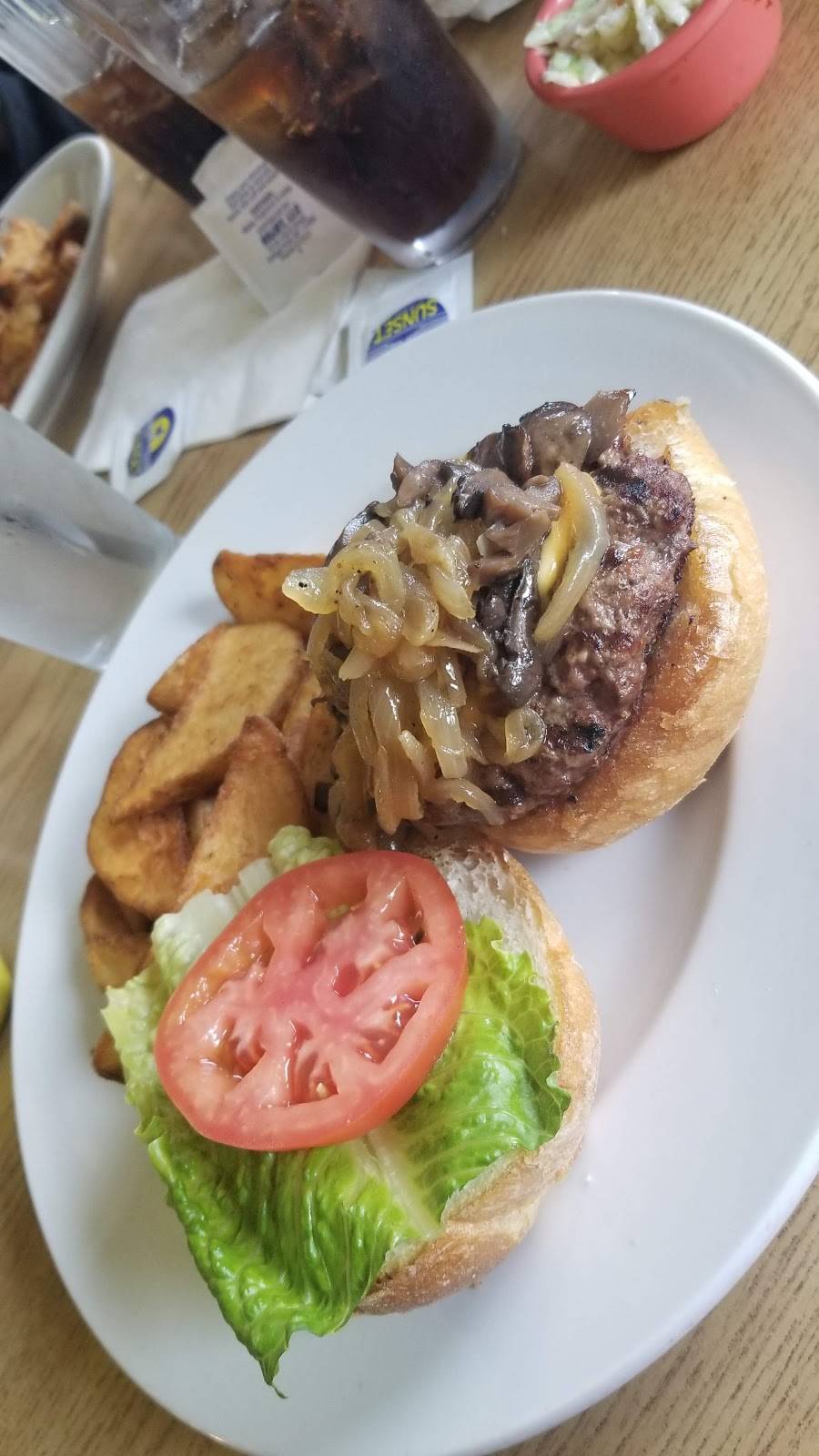 Spankys Hideaway | restaurant | 5208 W County Line Rd, Mequon, WI 53092, USA | 2622423677 OR +1 262-242-3677