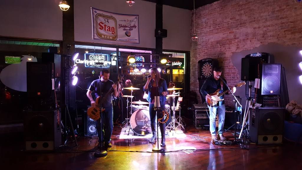 Roosters Pub | restaurant | 201 W Main St, Staunton, IL 62088, USA | 6186356100 OR +1 618-635-6100