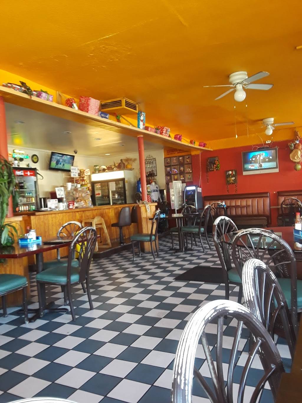 Don Carlos Pupuseria | restaurant | 10928 Garvey Ave, South El Monte, CA 91733, USA | 6262791343 OR +1 626-279-1343