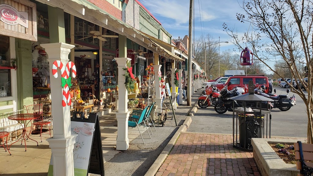 Bell Buckle Cafe | restaurant | 16 Railroad Sq E, TN-269, Bell Buckle, TN 37020, USA | 9313899693 OR +1 931-389-9693