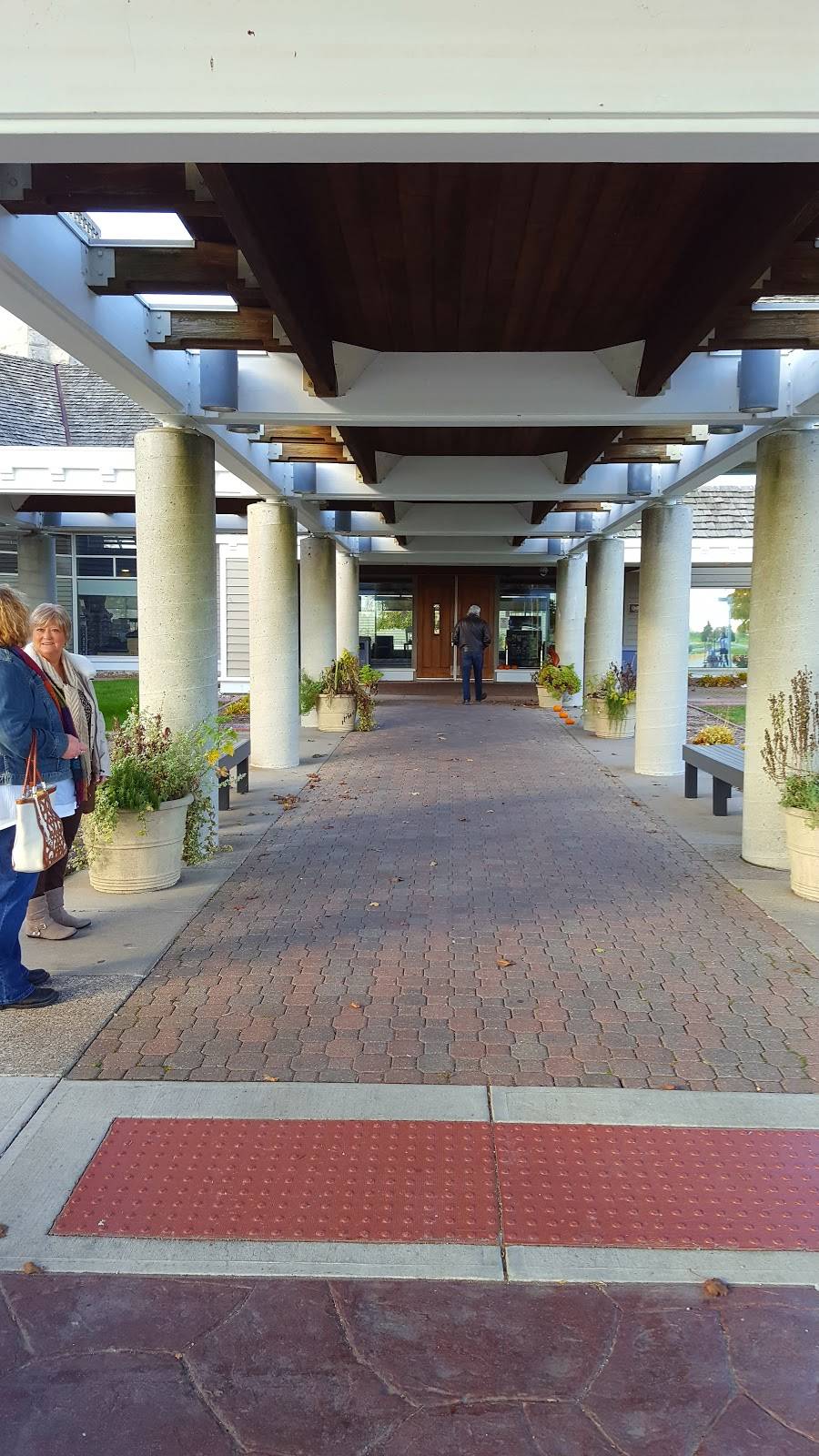 Waters Edge Restaurant | restaurant | 1750 Park Rd 2, Oregon, OH 43616, USA | 4198361466 OR +1 419-836-1466