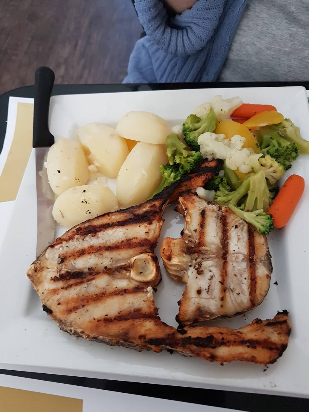 Caloura Bar & Grill | restaurant | 468 Rogers Rd, York, ON M6M 1B1, Canada | 6477483044 OR +1 647-748-3044