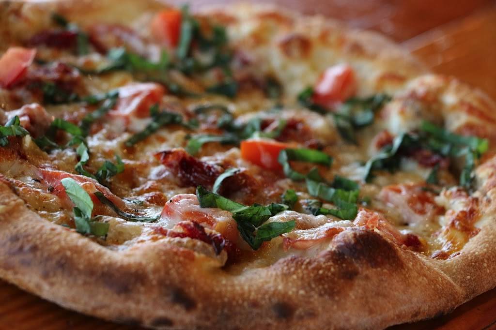 Smokin Oak Wood-Fired Pizza | restaurant | 2420 Lincoln Way Suite 101, Ames, IA 50014, USA | 5154505727 OR +1 515-450-5727