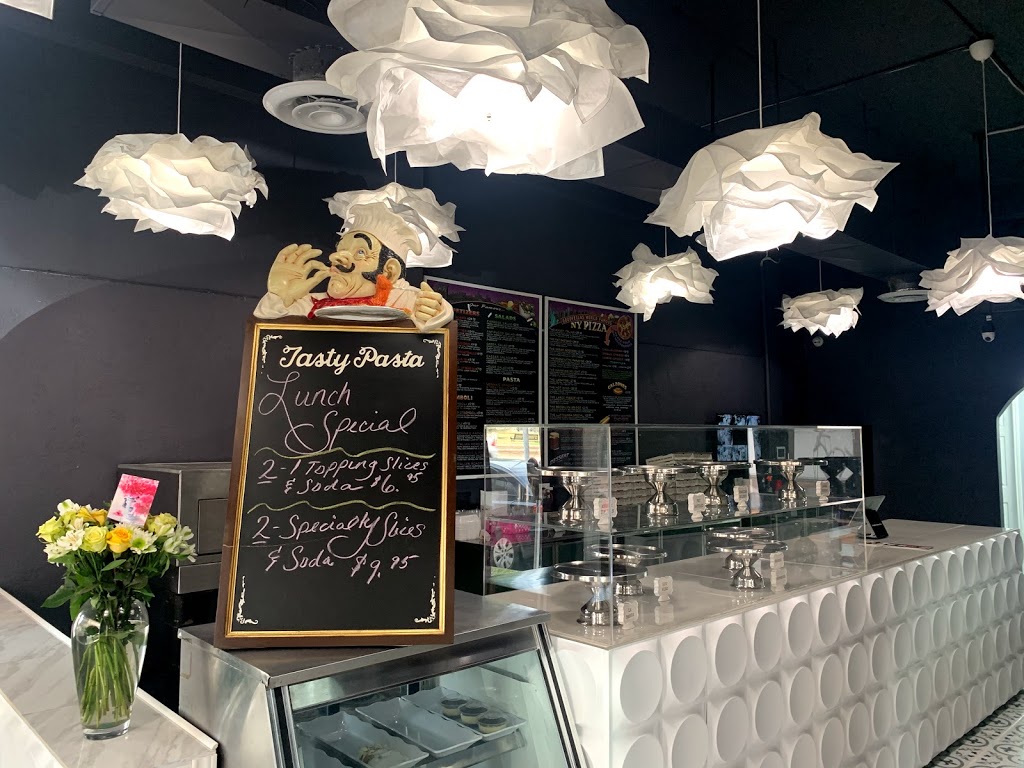 Goodfellas Famous New York Pizza | restaurant | 118 Jefferson, San Antonio, TX 78205, USA | 2105414230 OR +1 210-541-4230