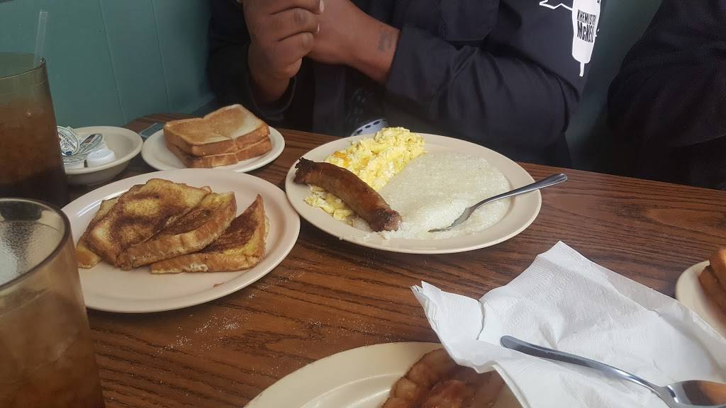 Sharons Country Diner | restaurant | 103 W Main St, Clinton, NC 28328, USA | 9105925086 OR +1 910-592-5086