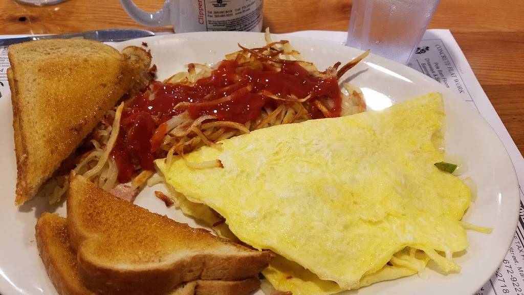 Clippers Cafe | restaurant | 1566 10th St, Martin, MI 49070, USA | 2696724556 OR +1 269-672-4556