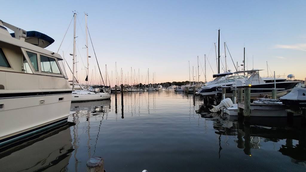 Davis Pub | restaurant | 400 Chester Ave, Annapolis, MD 21403, USA | 4102687432 OR +1 410-268-7432