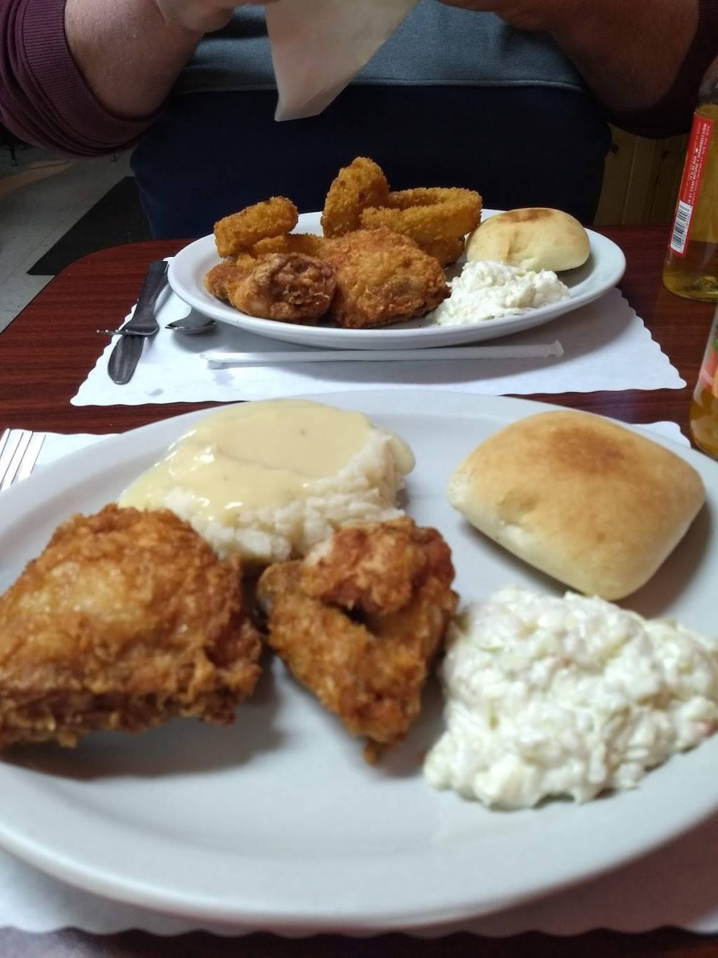 Vs Grill and Pub | restaurant | 311 1st St, Darwin, MN 55324, USA | 3206933333 OR +1 320-693-3333