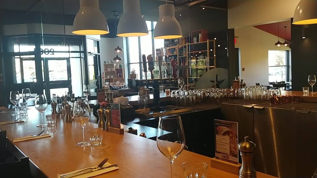 Restaurant Pacini | restaurant | 2001 Rue Léonard-de-Vinci, Sainte-Julie, QC J3E 1Z2, Canada | 4509225995 OR +1 450-922-5995