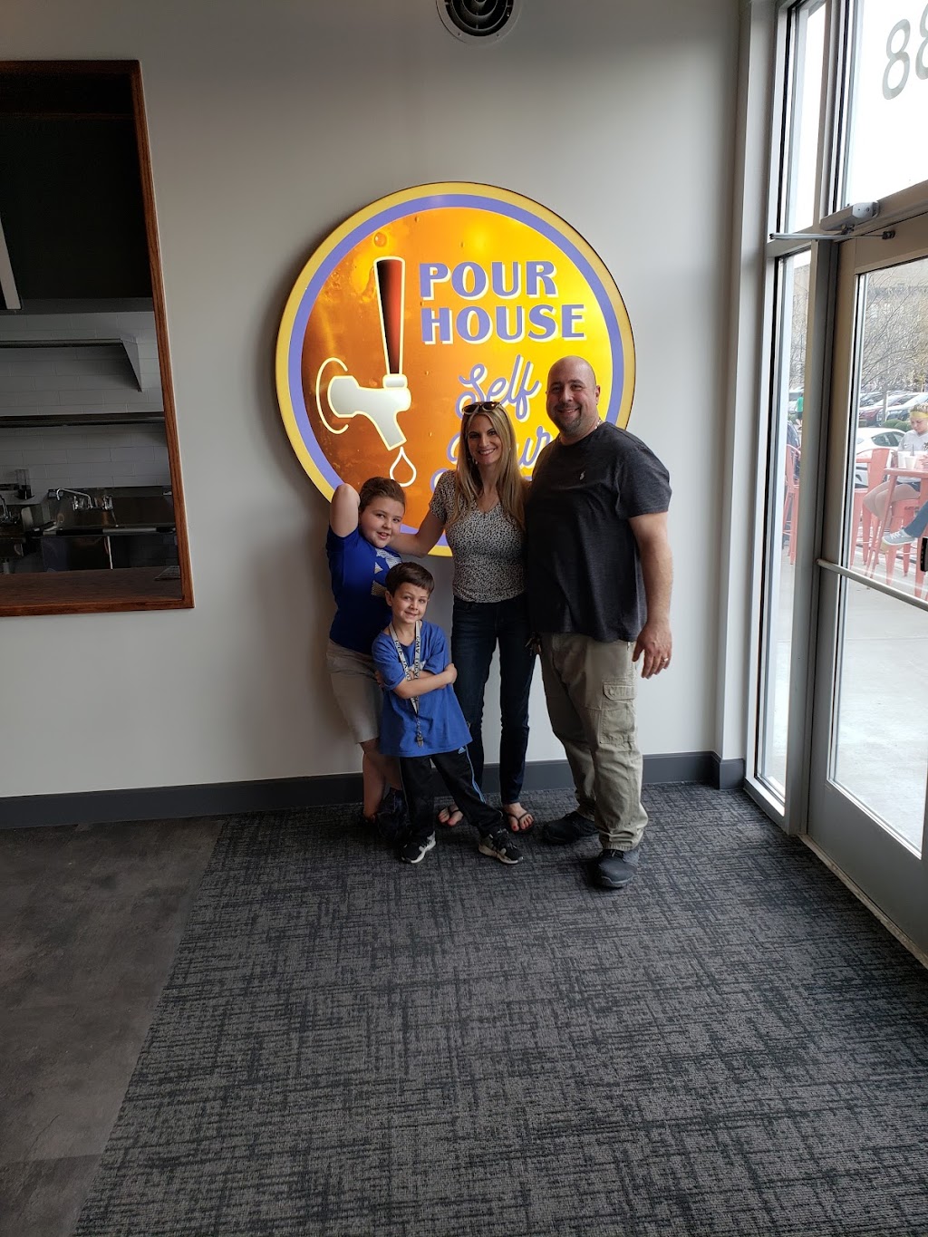 Pour House | restaurant | 138 Riverfront Plaza, Hamilton, OH 45011, USA | 5138054090 OR +1 513-805-4090