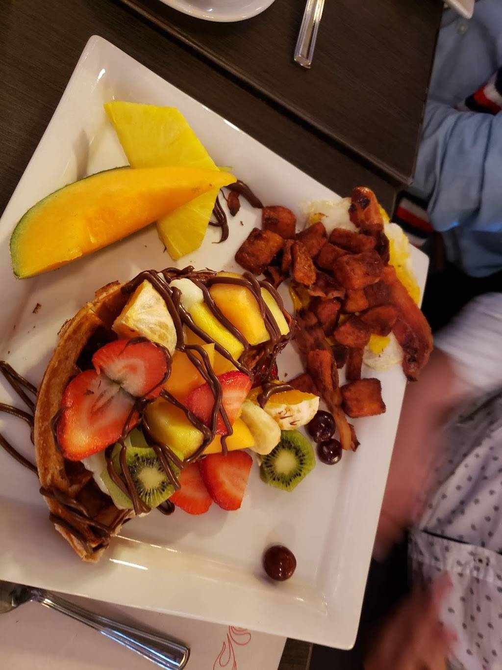 Le Déjeuner Révolution Wilou et Fils | restaurant | 5555 Boulevard des Laurentides, Laval, QC H7K 2K4, Canada | 4509371336 OR +1 450-937-1336