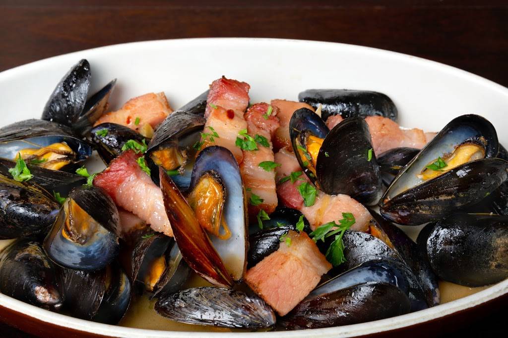 Augies Mussel House and Patio | restaurant | 1106 King St, Alexandria, VA 22314, USA | 7037213970 OR +1 703-721-3970