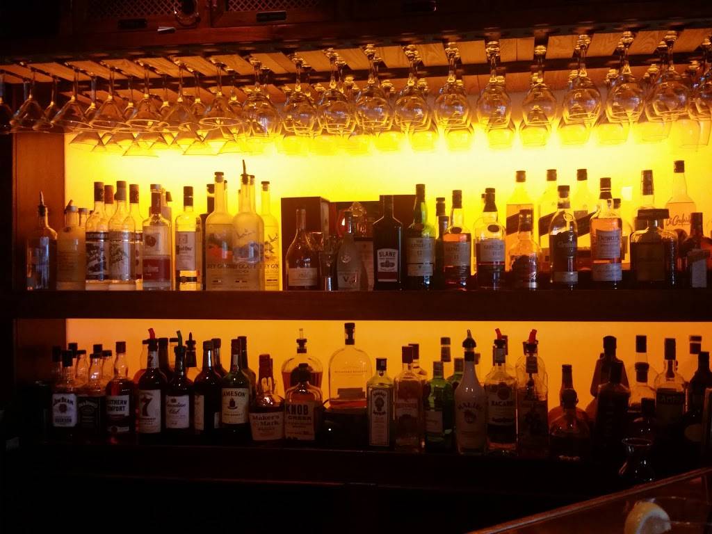 Aqua Vino Restaurant | restaurant | 16 Harbor Lock Rd, Utica, NY 13502, USA | 3157320116 OR +1 315-732-0116