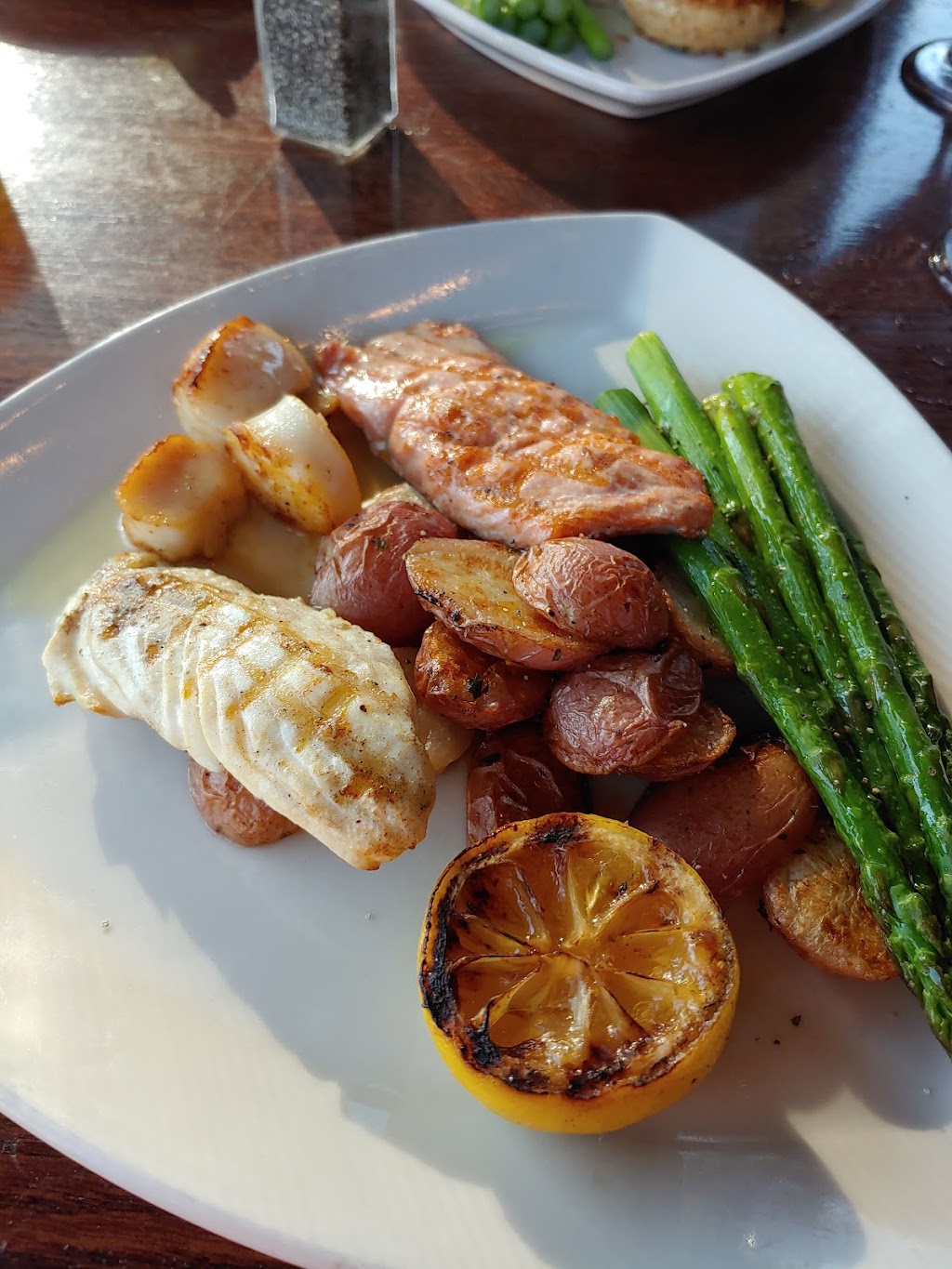 Ivars Salmon House | restaurant | 401 NE Northlake Way, Seattle, WA 98105, USA | 2066320767 OR +1 206-632-0767