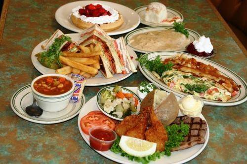 J W Filmores Family Restaurant | restaurant | 906 Spring St, Petoskey, MI 49770, USA | 2313487500 OR +1 231-348-7500