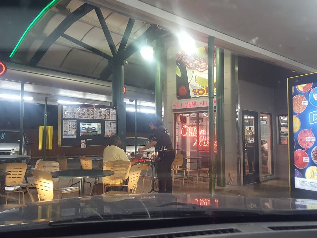 Sonic Drive-In | restaurant | 2516 Fort Worth Ave, Dallas, TX 75211, USA | 2149462080 OR +1 214-946-2080