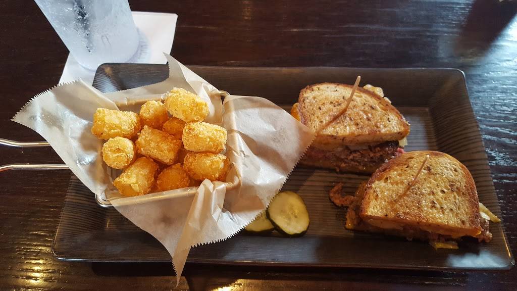 Alumni Club | restaurant | 1540 N Roselle Rd, Schaumburg, IL 60195, USA | 8475197555 OR +1 847-519-7555