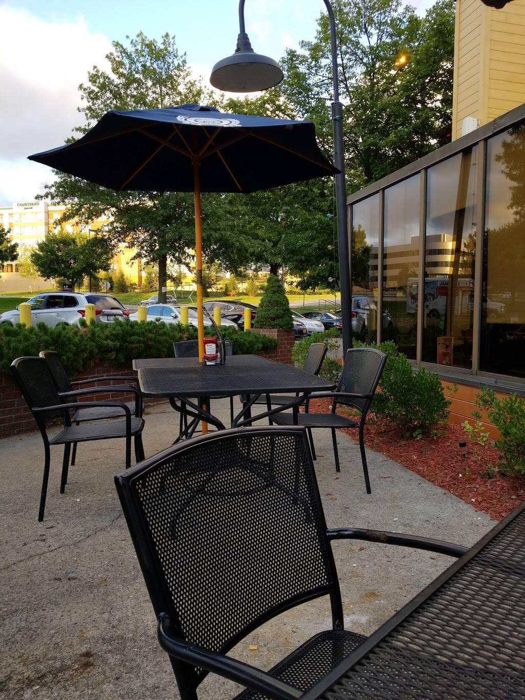 Applebees Grill + Bar | restaurant | 2 Executive Blvd, Yonkers, NY 10701, USA | 9145950601 OR +1 914-595-0601