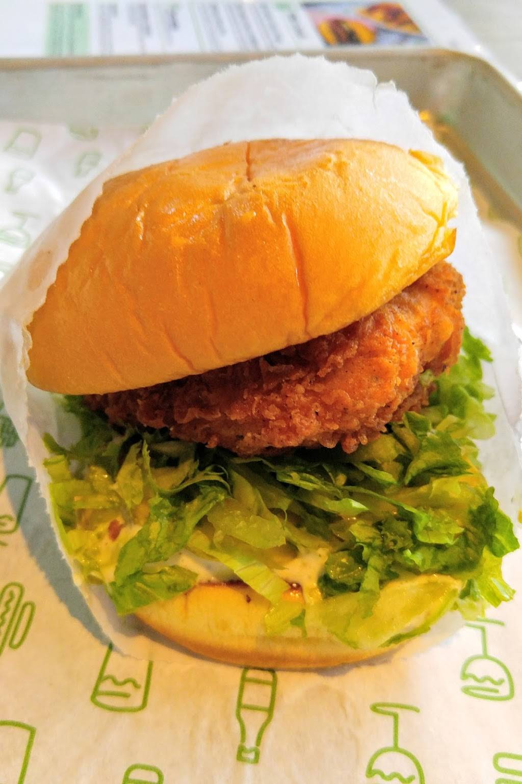 Shake Shack | restaurant | Heartland Village, Staten Island, NY 10314, USA | 9295290513 OR +1 929-529-0513