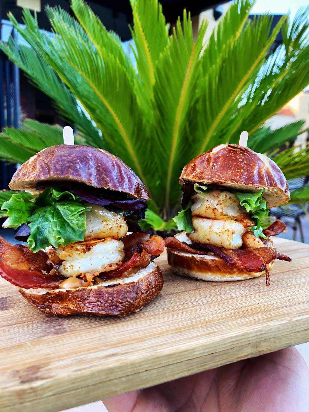 ICONIC Eats | restaurant | 23460 Cinema Dr, Valencia, CA 91355, USA | 6614819404 OR +1 661-481-9404