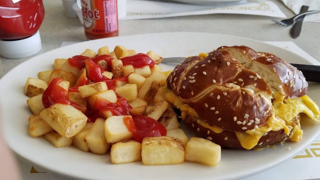 Landmark Restaurant | restaurant | 7424 Market St, Youngstown, OH 44512, USA | 3309656199 OR +1 330-965-6199