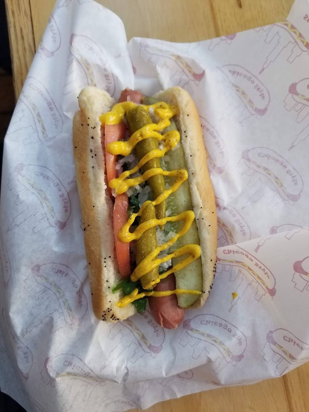 Dog House Grill | restaurant | 1534 N Wells St, Chicago, IL 60610, USA | 3126313737 OR +1 312-631-3737