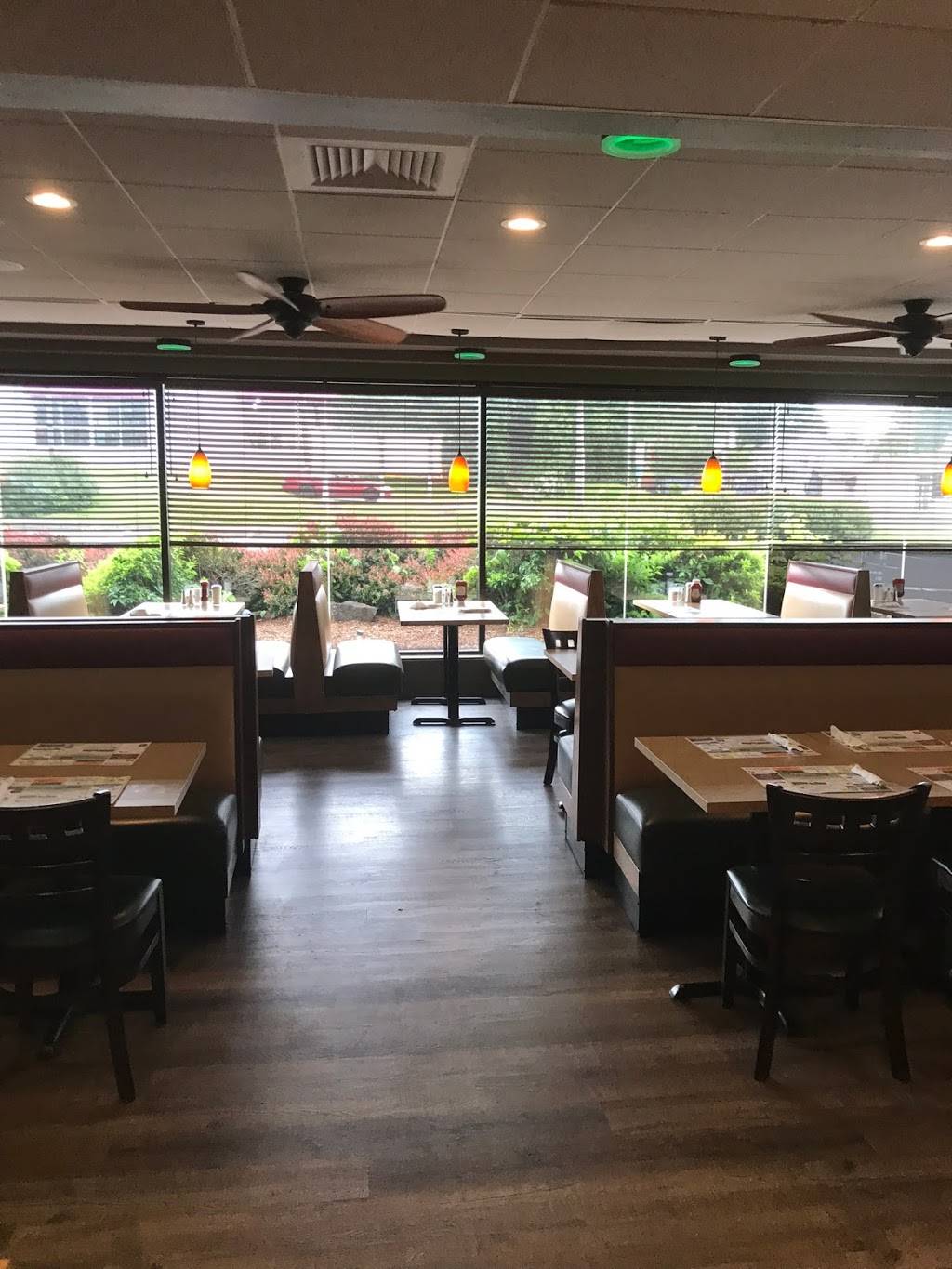 Green Olive Diner restaurant | restaurant | 443 S Broad St, Meriden, CT 06450, USA | 2033790927 OR +1 203-379-0927