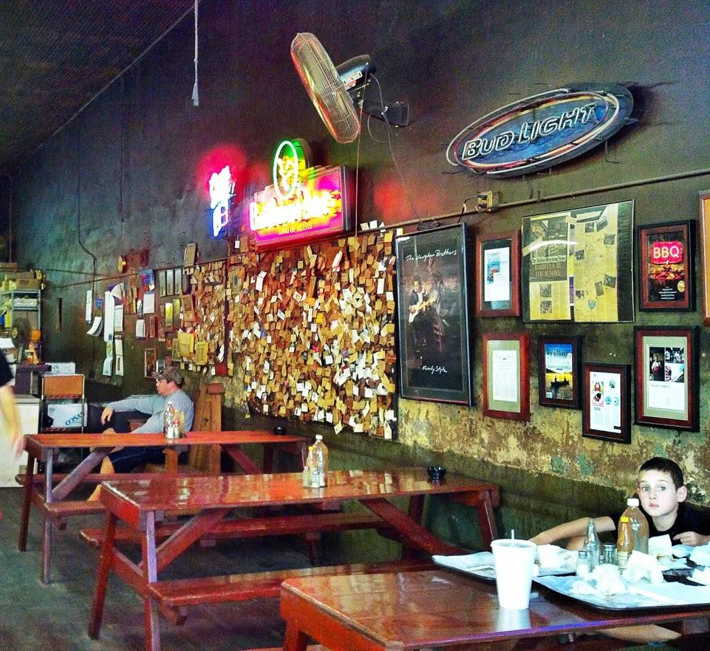 Louie Mueller Barbecue | restaurant | 206 W 2nd St, Taylor, TX 76574, USA | 5123526206 OR +1 512-352-6206