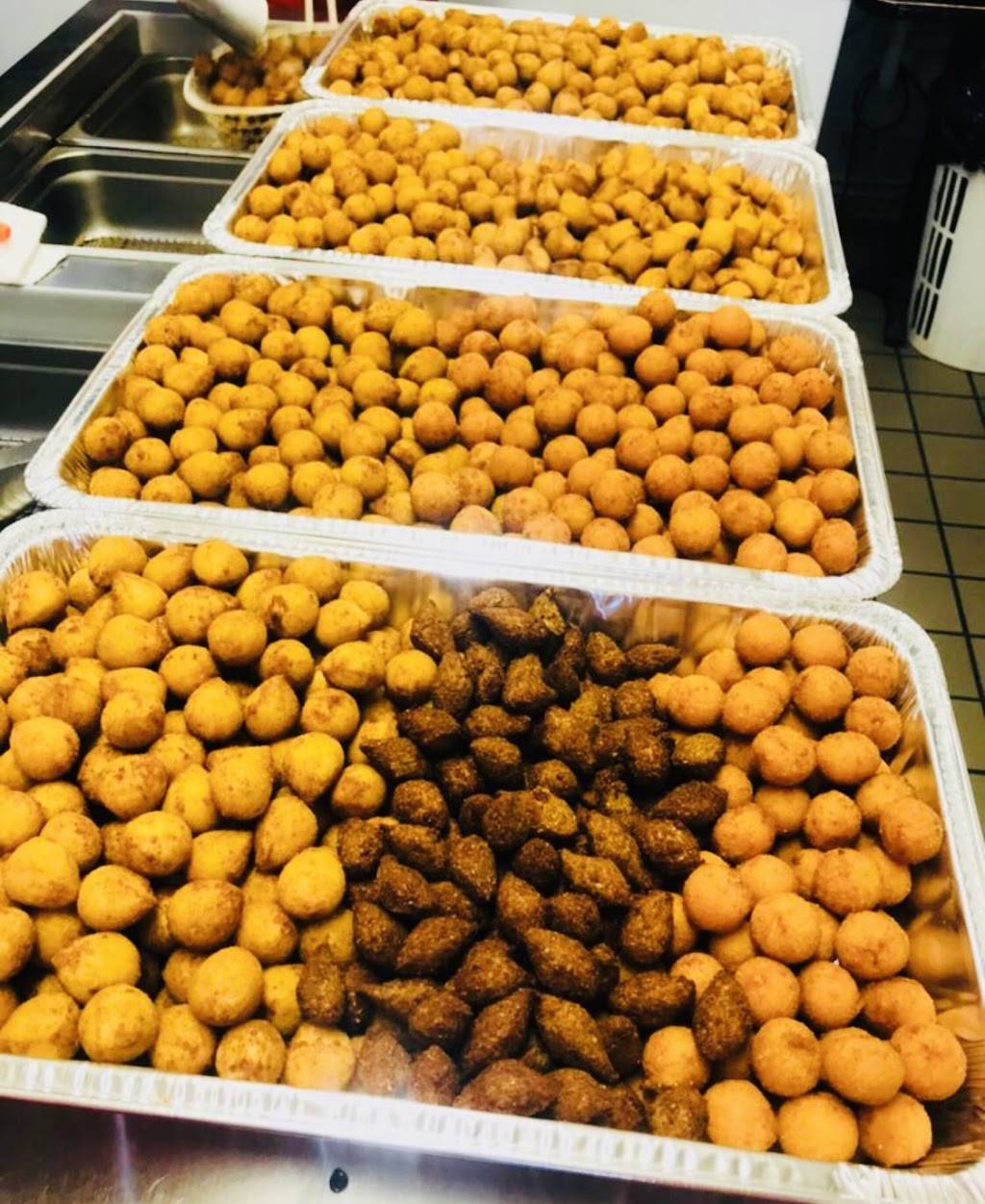 Little Mania | restaurant | 876 Broadway, Everett, MA 02149, USA | 6172942143 OR +1 617-294-2143