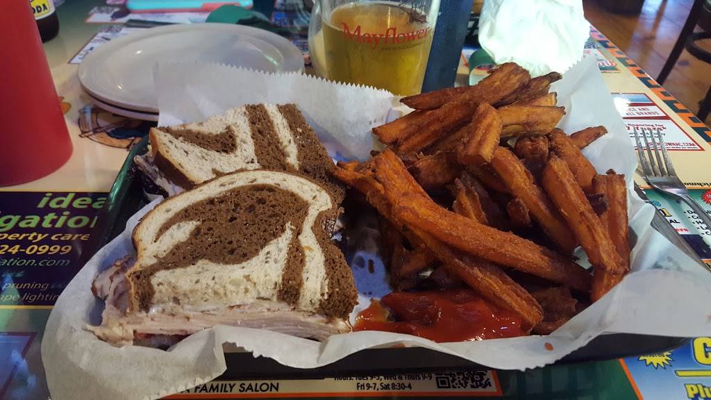 Luciosos Pub | restaurant | 6 Spring Ln, Plymouth, MA 02360, USA | 5087460056 OR +1 508-746-0056