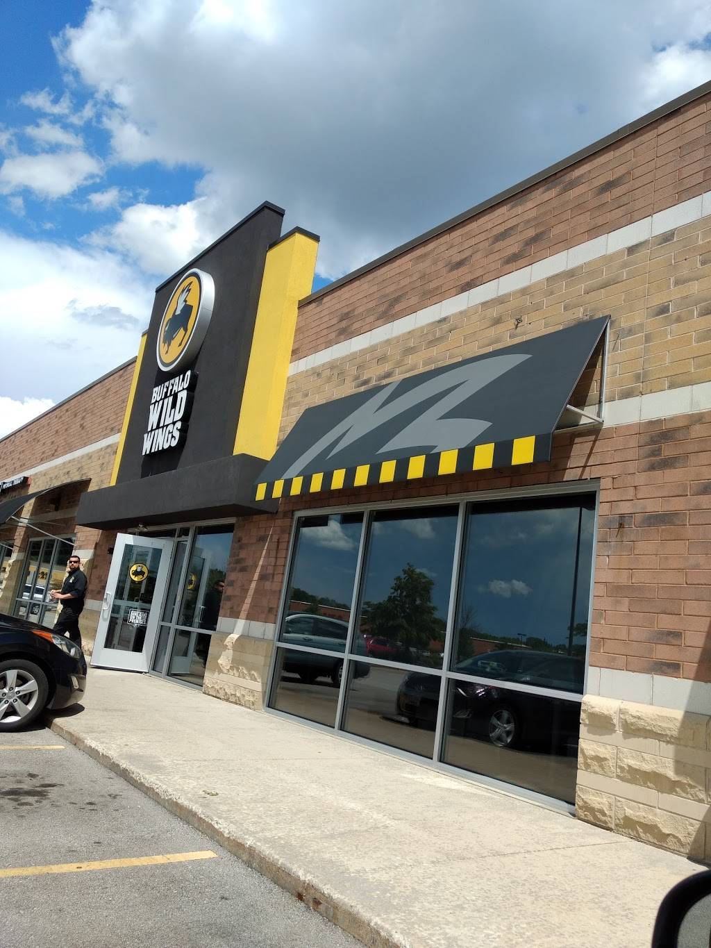 Buffalo Wild Wings | restaurant | 15306 W Beloit Rd, New Berlin, WI 53151, USA | 2624320100 OR +1 262-432-0100