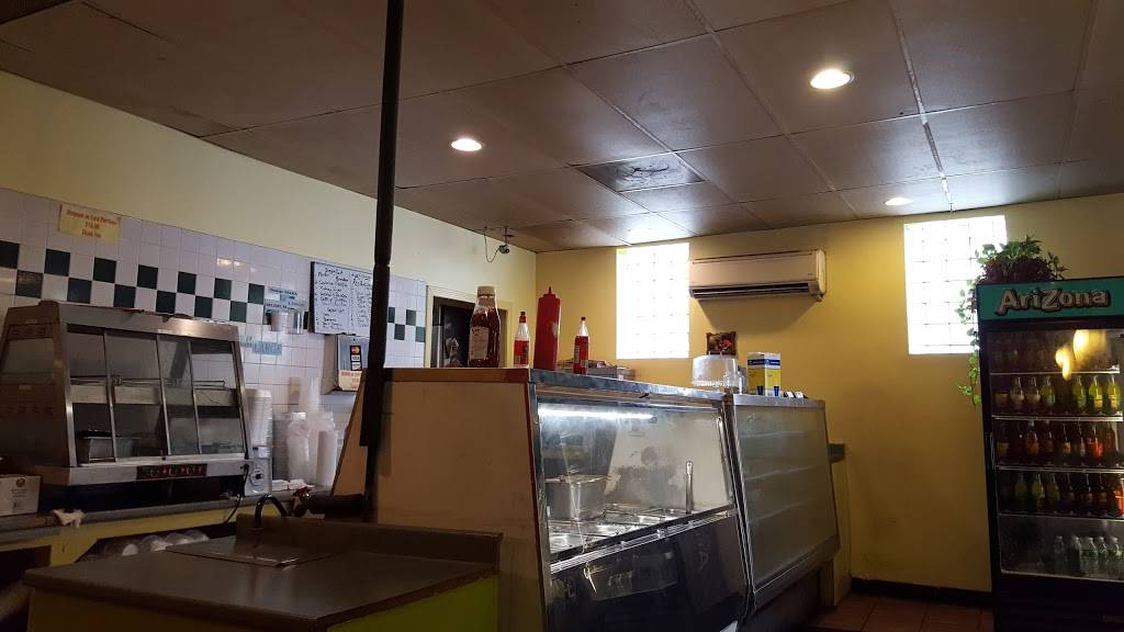 Mommies Patties | restaurant | 2523 Main St, Bridgeport, CT 06606, USA | 2033331977 OR +1 203-333-1977