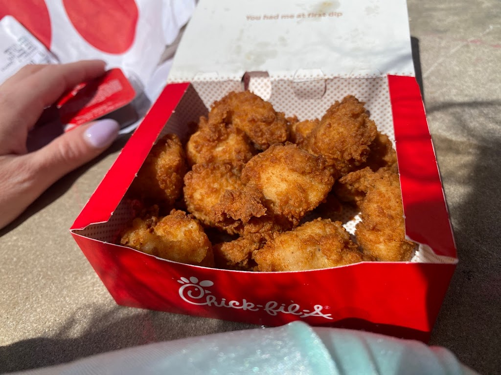 Chick-fil-A | restaurant | 3500 N Clark St, Chicago, IL 60657, USA | 3123194441 OR +1 312-319-4441