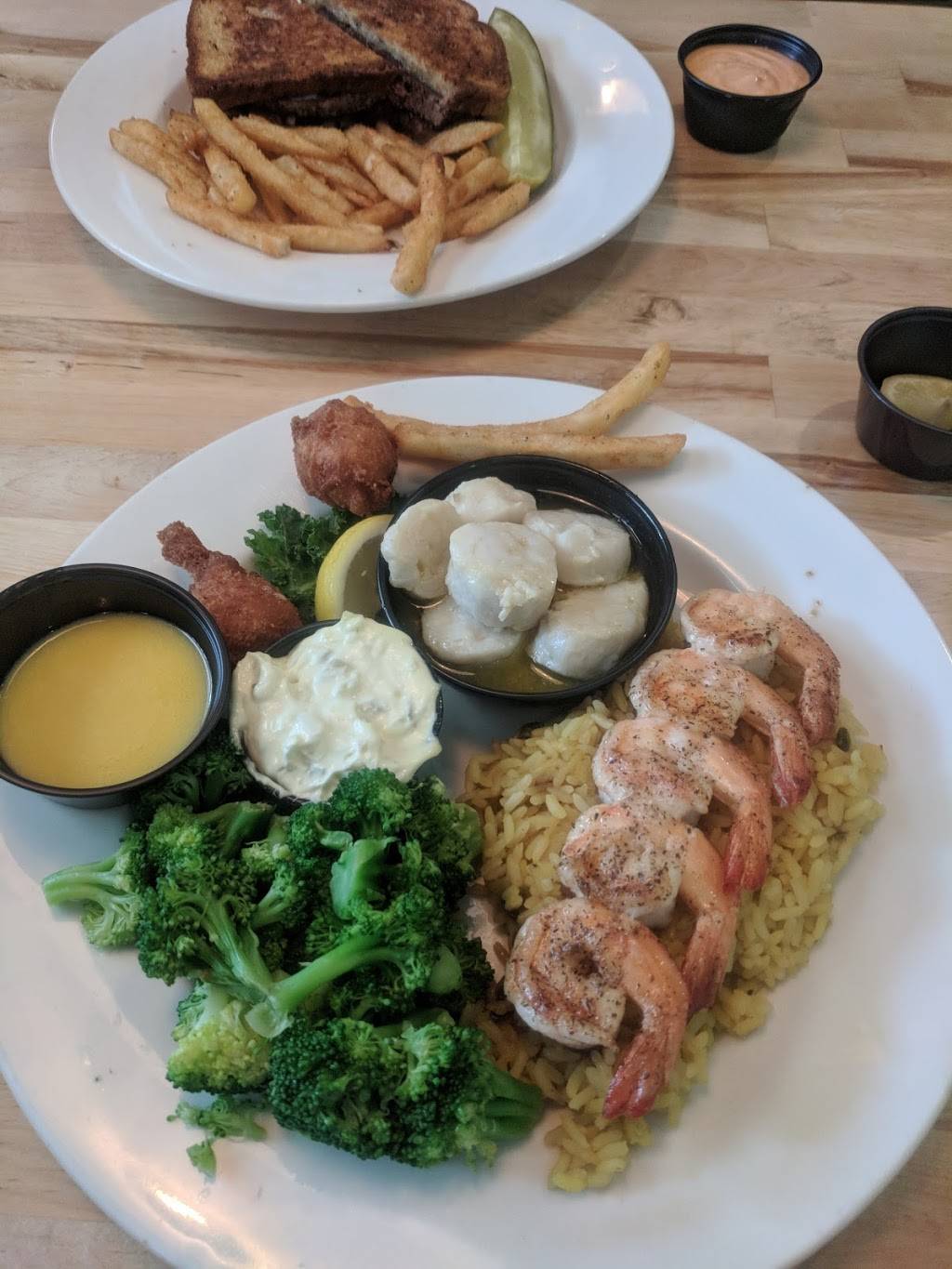 Victorios Oyster Bar and Grille | restaurant | 1701 US-1, Titusville, FL 32796, USA | 3212671950 OR +1 321-267-1950