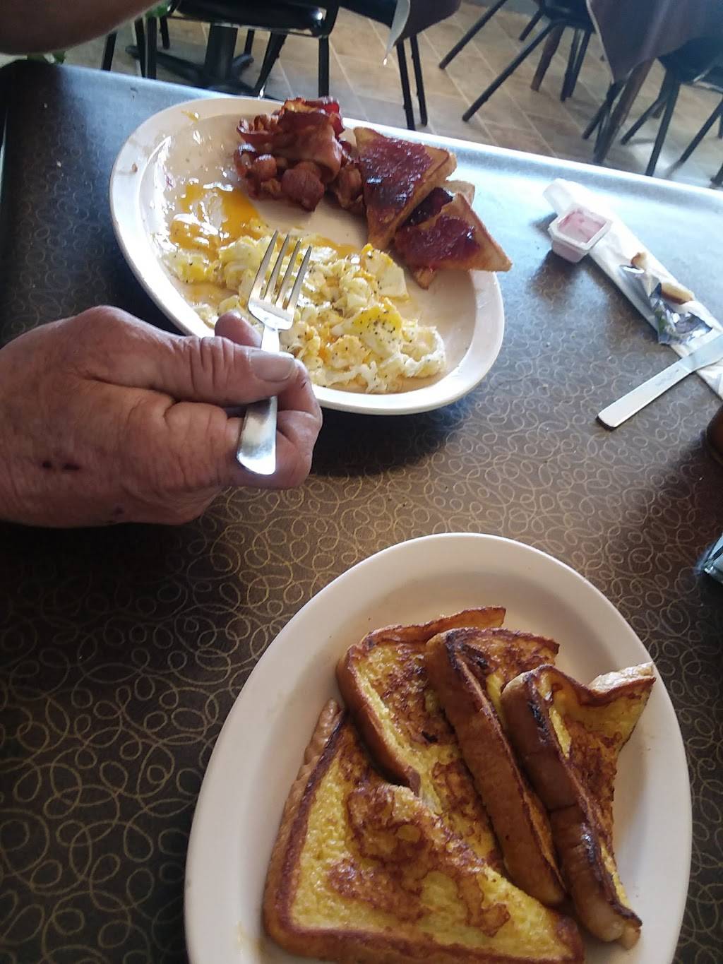 Copper Kettle | restaurant | 170 N Memphis St, Holly Springs, MS 38635, USA | 6625511022 OR +1 662-551-1022