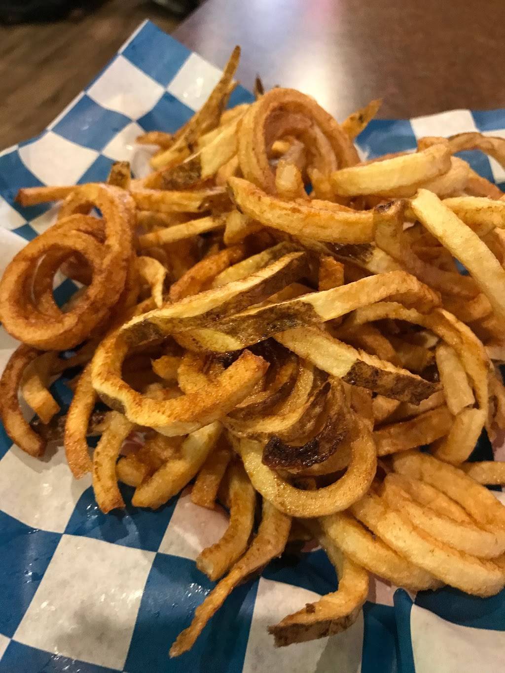 DJs Famous Wings | restaurant | 874 Main St, Falmouth, MA 02540, USA | 5084579464 OR +1 508-457-9464