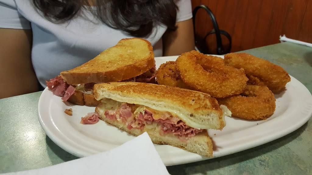 Friendlys | restaurant | 558 Aviation Rd, Queensbury, NY 12804, USA | 5187921338 OR +1 518-792-1338