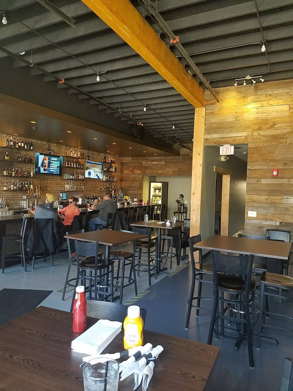 Johnnys Blitz | restaurant | 20 N Cass Ave, Westmont, IL 60559, USA | 6305419015 OR +1 630-541-9015