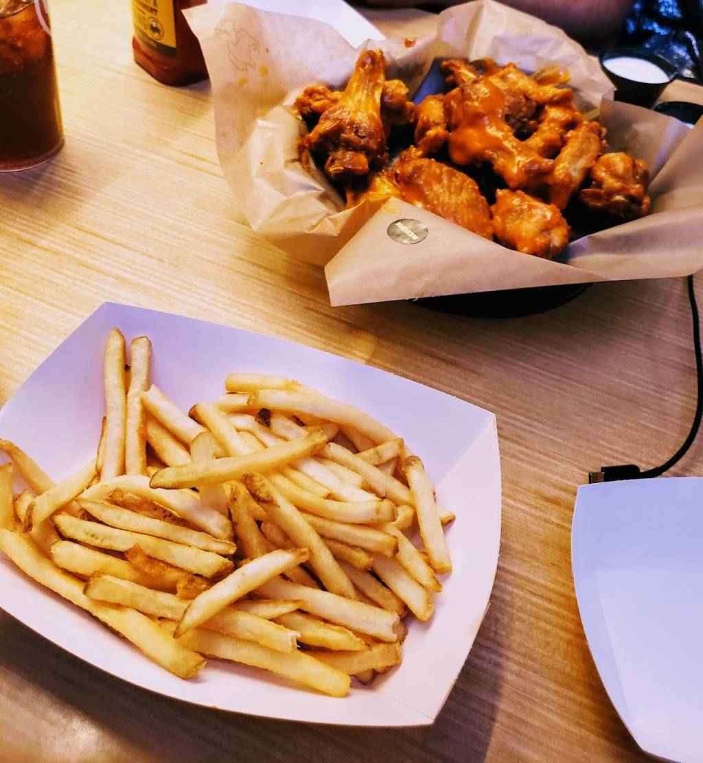 Buffalo Wild Wings | restaurant | 513 W Taylor St, Chicago, IL 60607, USA | 3125880554 OR +1 312-588-0554