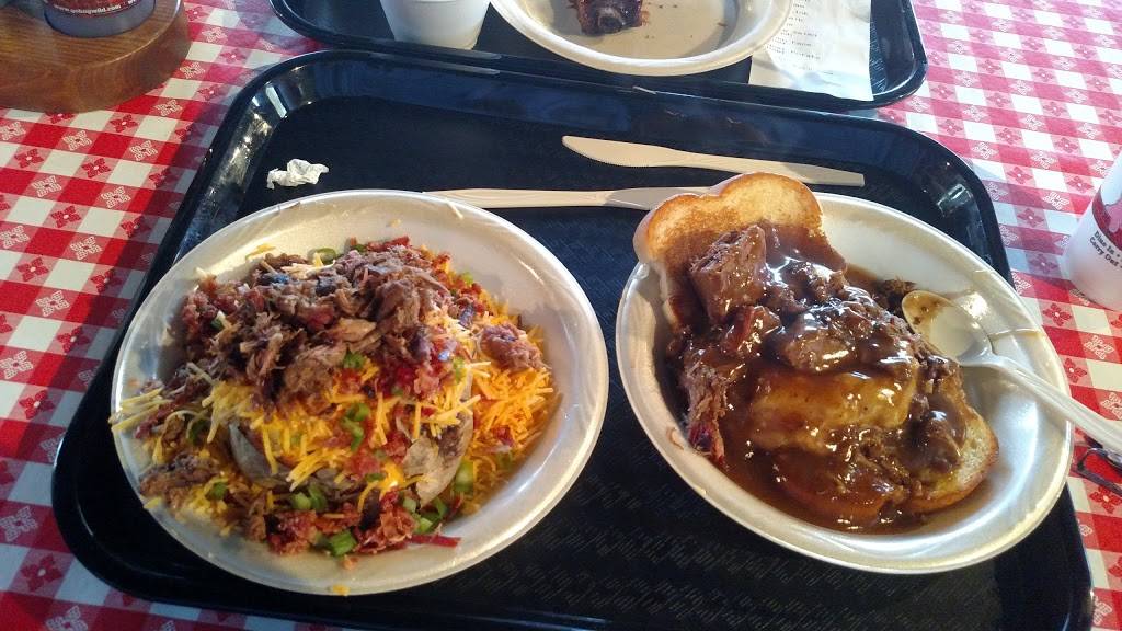 Hog Wild Pit Bar-B-Q | restaurant | 2401 N Main St, Hutchinson, KS 67502, USA | 6206698787 OR +1 620-669-8787