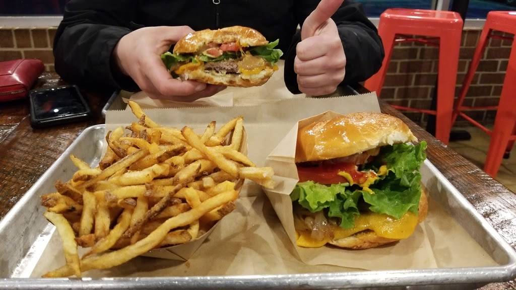 Social Burger | restaurant | 350 Maple Ave W, Vienna, VA 22180, USA | 7033645420 OR +1 703-364-5420