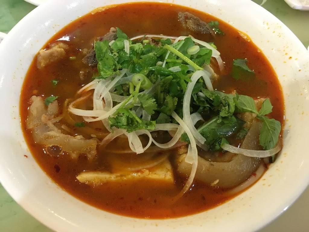 Pho Xe Lua | restaurant | 1021 W Argyle St, Chicago, IL 60640, USA | 7732757512 OR +1 773-275-7512