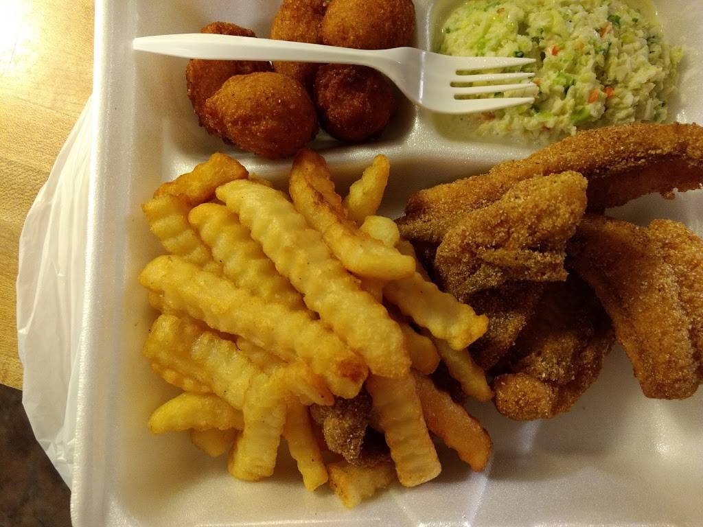 Fish Hut | restaurant | 120 Water St, Savannah, TN 38372, USA | 7319256571 OR +1 731-925-6571