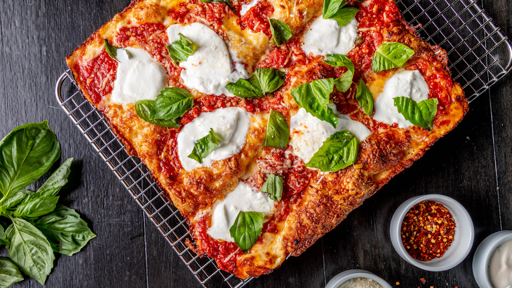 B Square Pizza | meal takeaway | 620 N State St, Chicago, IL 60654, USA | 3126426980 OR +1 312-642-6980