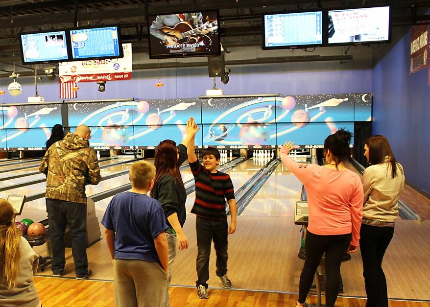 Glo-Bowl Fun Center | restaurant | 101 Franks Rd, Marengo, IL 60152, USA | 8155682695 OR +1 815-568-2695
