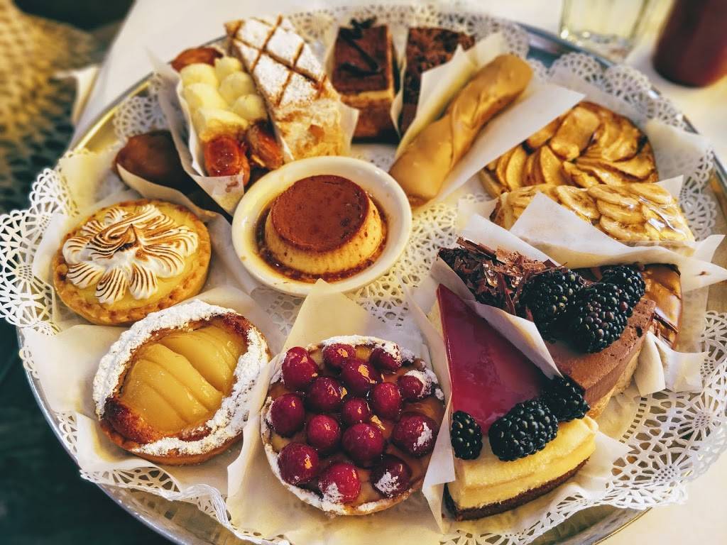 Le Petit Four | restaurant | 8654 Sunset Blvd, West Hollywood, CA 90069, USA | 3106523863 OR +1 310-652-3863