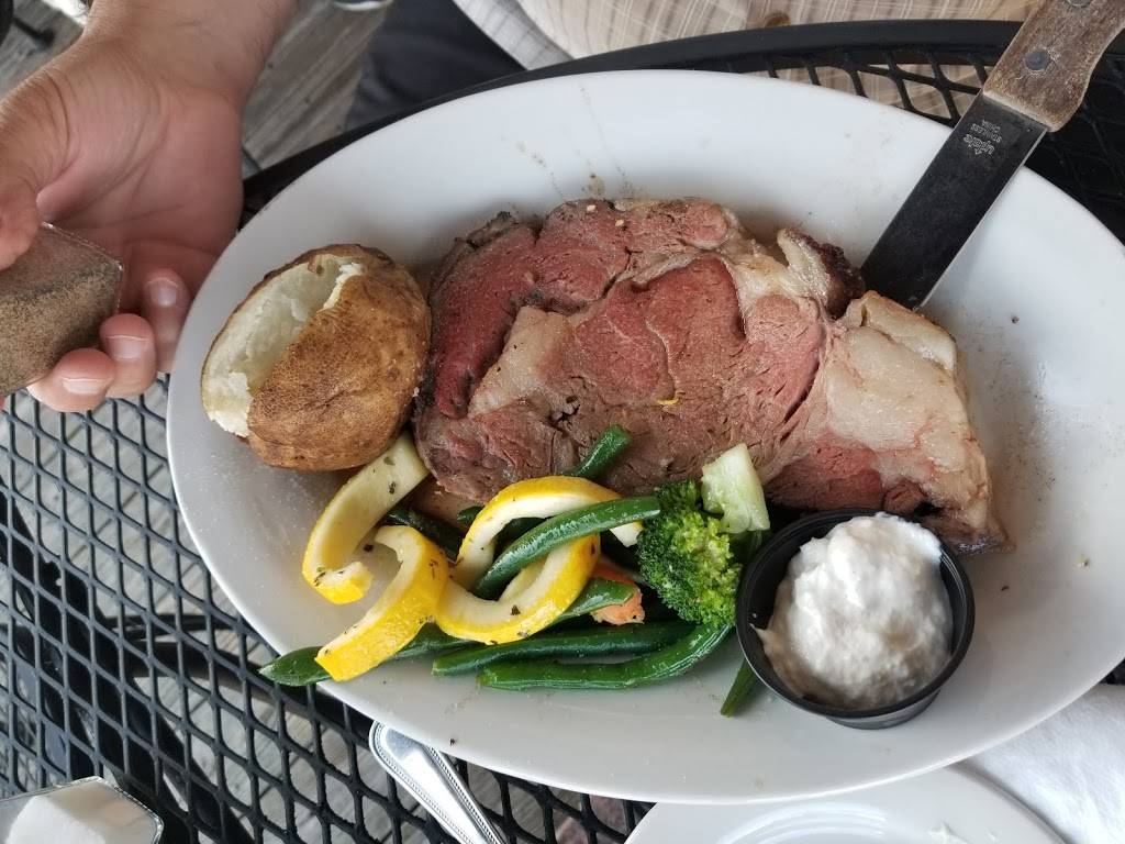 Crews Inn | restaurant | 31988 N River Rd, Harrison Charter Township, MI 48045, USA | 5864638144 OR +1 586-463-8144