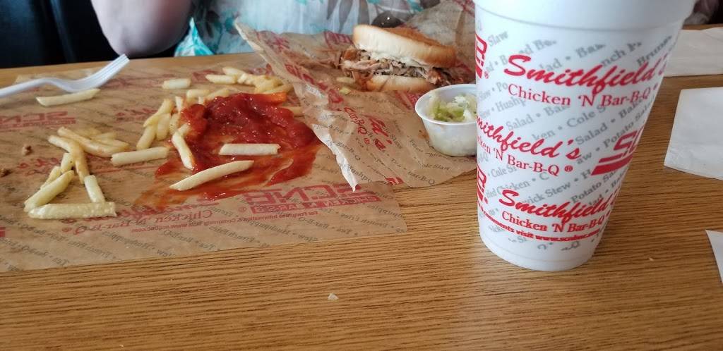Smithfields Chicken N Bar-B-Q | restaurant | 2020 Olde Regent Way, Leland, NC 28451, USA | 9103716900 OR +1 910-371-6900