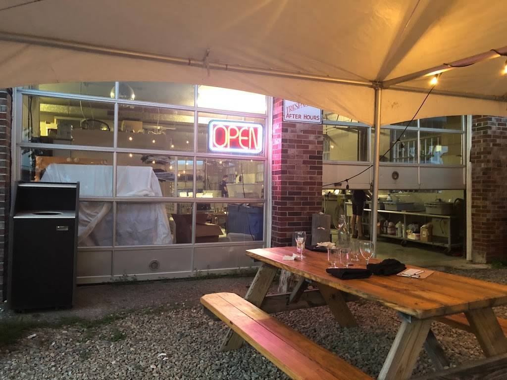 Shuck Station Raw Bar | restaurant | 68 Main St, Newcastle, ME 04553, USA | 2076820129 OR +1 207-682-0129