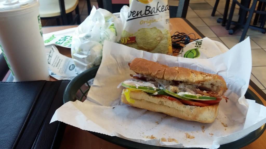 Subway | restaurant | 1315 S St Marys St, San Antonio, TX 78210, USA | 2102369001 OR +1 210-236-9001
